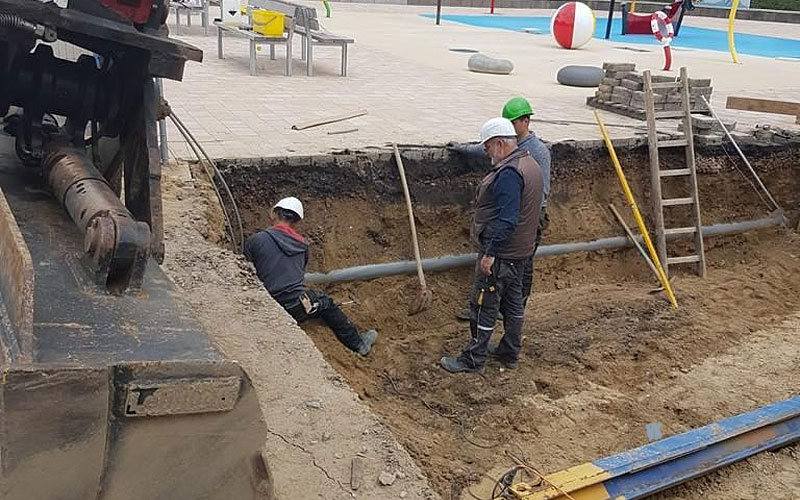 Tiefbauarbeiten mit offener Baugrube und Bagger