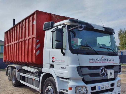 Beschrifteter Container-Lkw des Unternehmens