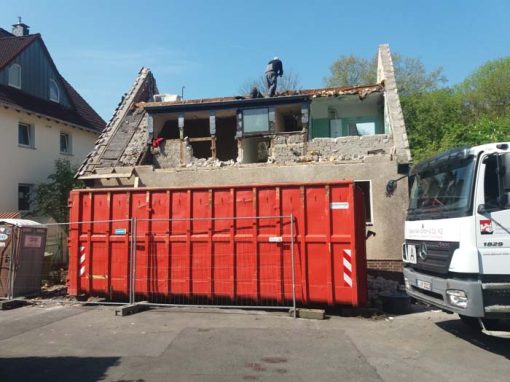 Rückbau eines Wohnhauses durch Abbruchbagger