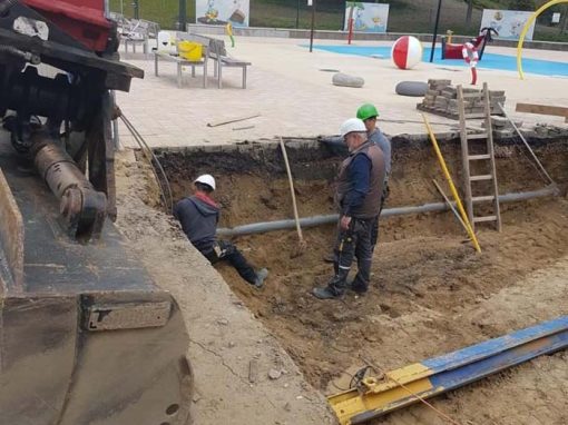 Bagger bei Erdarbeiten auf einer Tiefbaustelle