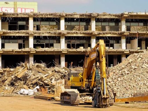 Teilweise abgebrochener Gebäudekomplex auf einer Baustelle