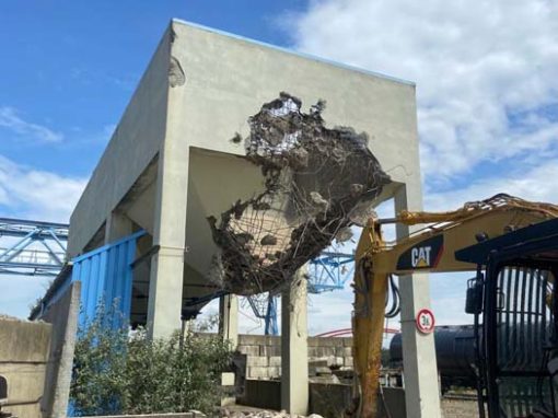 Rückbau einer Industriehalle mit Abbruchbagger