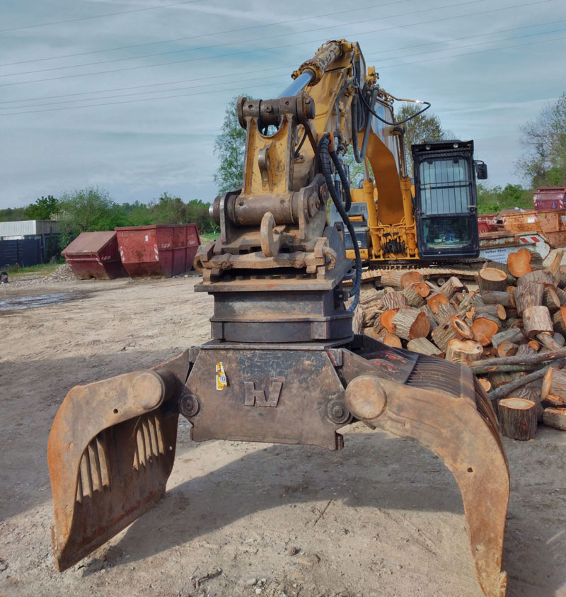 Bagger mit Sortiergreifer auf einer Abbruchbaustelle